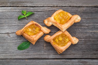 Taze çilek reçelli tart meyve, ahşap arka plan üzerine nane. Çöl.