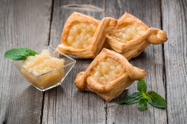 Taze çilek reçelli tart meyve, ahşap arka plan üzerine nane. Çöl.