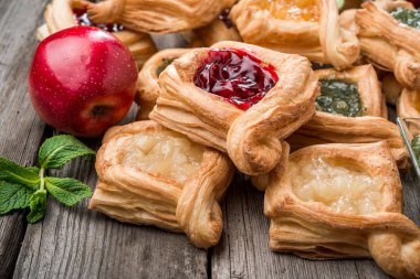 Taze çilek reçelli tart meyve, ahşap arka plan üzerine nane. Çöl.