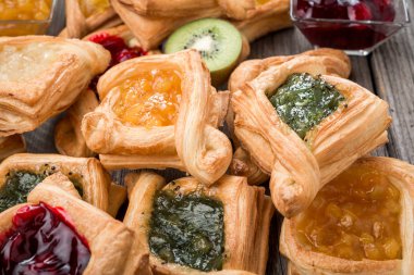 Taze çilek reçelli tart meyve, ahşap arka plan üzerine nane. Çöl.