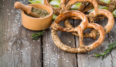 Simit rustik arka plan üzerinde ahşap tahta üzerinde