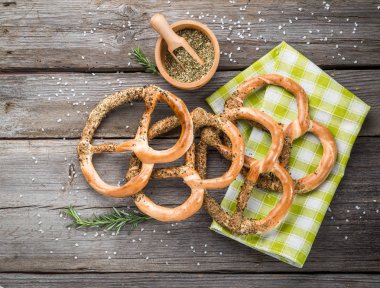 Simit rustik arka plan üzerinde ahşap tahta üzerinde