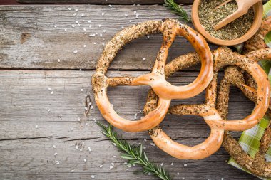 Simit rustik arka plan üzerinde ahşap tahta üzerinde