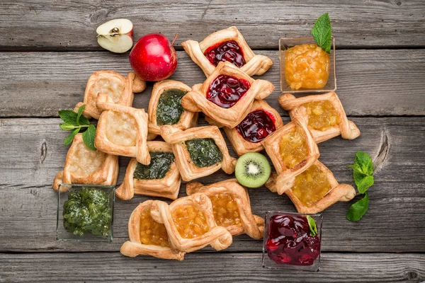 Taze çilek reçelli tart meyve, ahşap arka plan üzerine nane. Çöl.