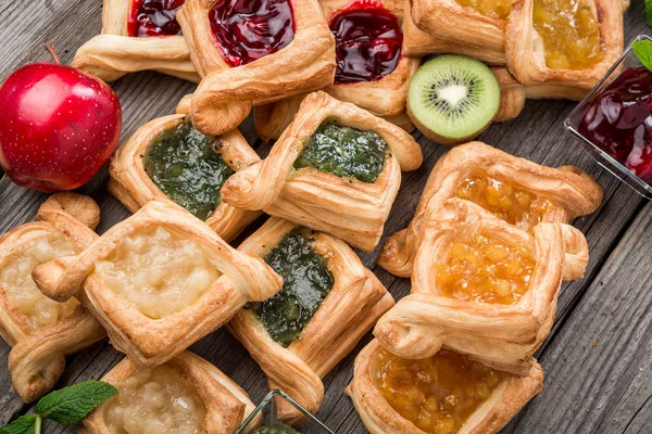 Taze çilek reçelli tart meyve, ahşap arka plan üzerine nane. Çöl.