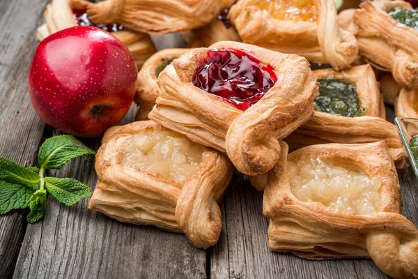 Taze çilek reçelli tart meyve, ahşap arka plan üzerine nane. Çöl.