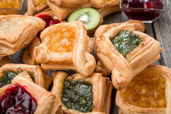 Taze çilek reçelli tart meyve, ahşap arka plan üzerine nane. Çöl.