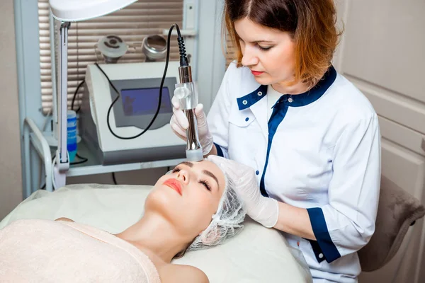 Imagen Una Bonita Esteticista Haciendo Oxigenoterapia Para Una Mujer Joven —  Fotos de Stock