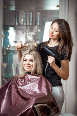 Saç kurutma makinesi Kuaför Salonu arka plan üzerinde istemcinin hairdoing yaparken şık profesyonel, Kuaför