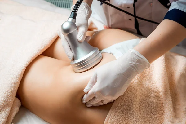 Hardware cosmetology. Body care. Spa treatment. Ultrasound cavitation body contouring treatment. Woman getting anti-cellulite and anti-fat therapy in beauty salon. — Stock Photo, Image