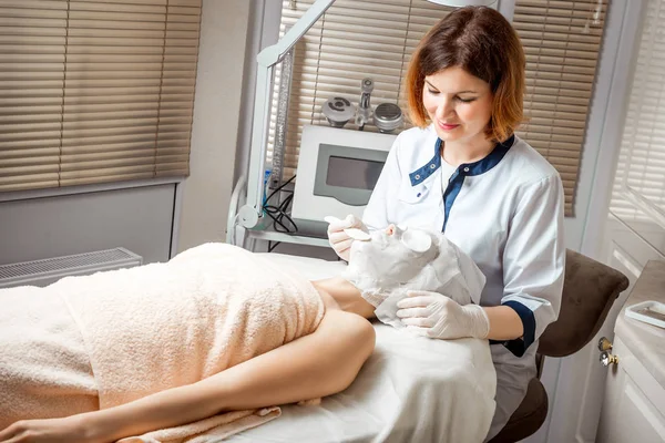 Femme ayant peeling dans le salon de spa — Photo