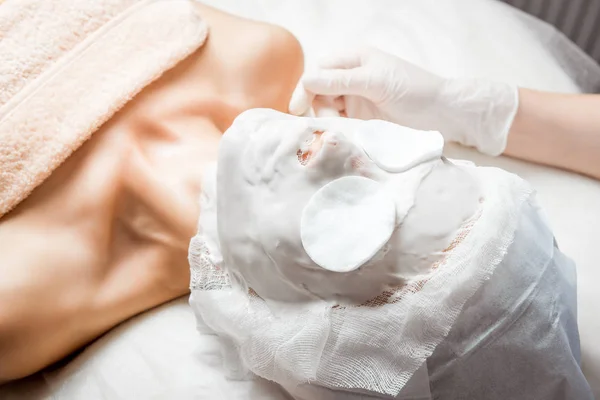 Peeling spa salonu içinde sahip kadın — Stok fotoğraf