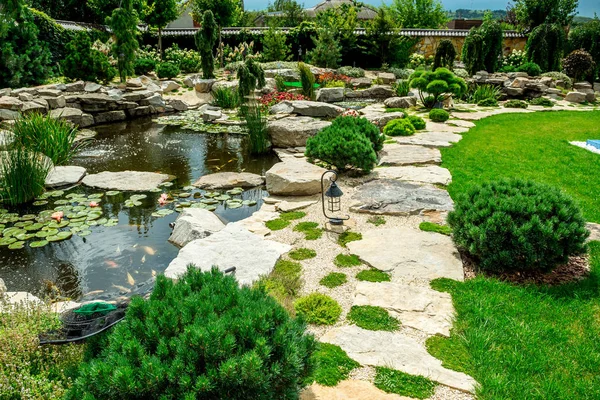 Una casa de campo con un hermoso patio trasero detrás de la casa, diseño de paisaje — Foto de Stock