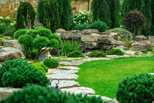 Una casa di campagna con un bellissimo cortile dietro la casa, progettazione del paesaggio — Foto Stock