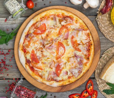 Pizza domates, mozzarella peyniri, Siyah Zeytin ve fesleğen. Lezzetli İtalyan pizza ahşap pizza yönetim kurulu.