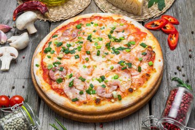 Pizza domates, mozzarella peyniri, Siyah Zeytin ve fesleğen. Lezzetli İtalyan pizza ahşap pizza yönetim kurulu.