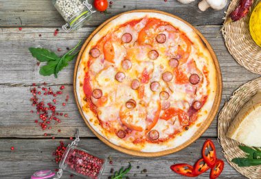 Pizza domates, mozzarella peyniri, Siyah Zeytin ve fesleğen. Lezzetli İtalyan pizza ahşap pizza yönetim kurulu.