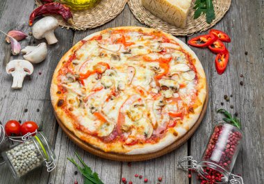 Pizza domates, mozzarella peyniri. Lezzetli İtalyan pizza