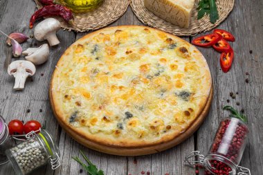 Pizza domates, mozzarella peyniri. Lezzetli İtalyan pizza