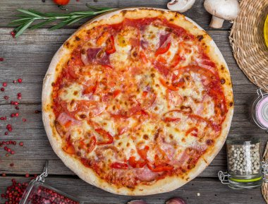 Pizza domates, mozzarella peyniri. Lezzetli İtalyan pizza