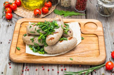 Tavuk eti ahşap bir masa üzerinde sosis