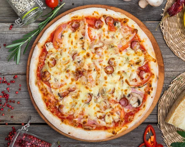 Pizza com tomate, queijo mussarela. Deliciosa pizza italiana — Fotografia de Stock