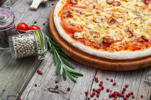 Pizza com tomate, queijo mussarela. Deliciosa pizza italiana — Fotografia de Stock
