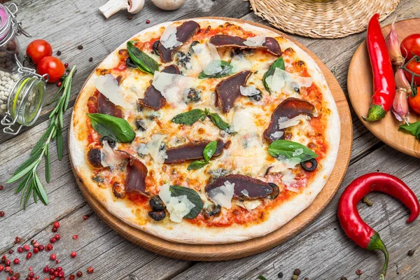 Pizza met tomaten, mozzarella kaas. Heerlijke Italiaanse pizza — Stockfoto
