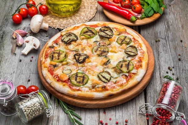 Pizza con pomodori, mozzarella. Deliziosa pizza italiana — Foto Stock