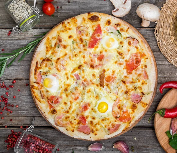 Pizza met tomaten, mozzarella kaas. Heerlijke Italiaanse pizza — Stockfoto