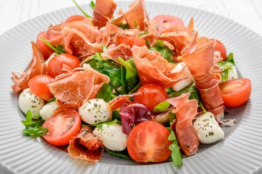 Kurutulmuş domates, et ve hardal, mozzarella peyniri, jambon ile taze sebze salatası