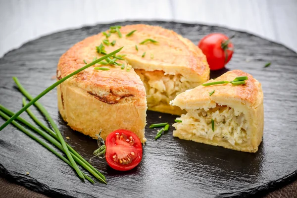 Comida saudável, torta saborosa com recheios diferentes — Fotografia de Stock