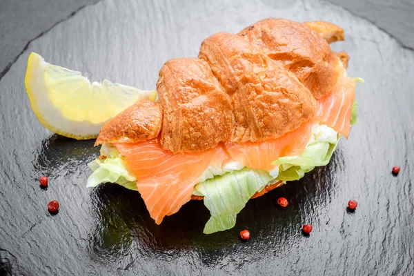 Croissants met zachte kaas, gezouten zalm en groene salade. Liefde — Stockfoto