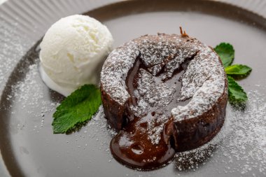 Yararlı ve lezzetli yemekler, çikolatalı puding, fondan au chocolat sıcak
