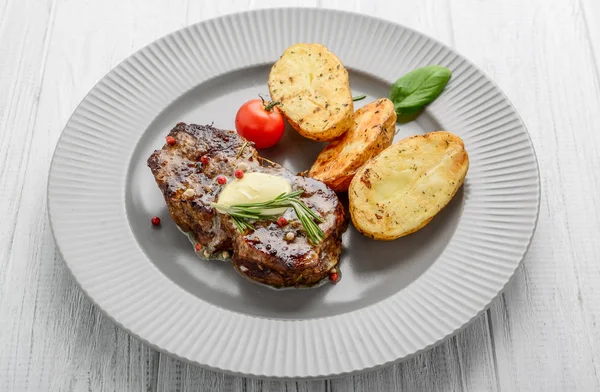 Comida útil e saborosa, bife grelhado com batatas fritas — Fotografia de Stock