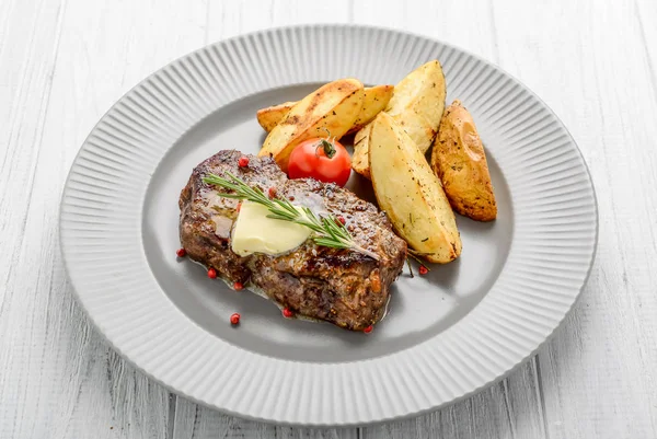 Comida útil y sabrosa, bistec a la parrilla con papas fritas —  Fotos de Stock