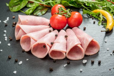 Jambon sosis taş zemin üzerine dilimlenmiş