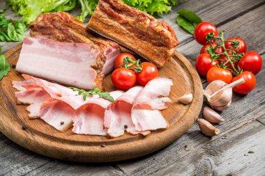 Ahşap zemin üzerine pastırma dilimlerini
