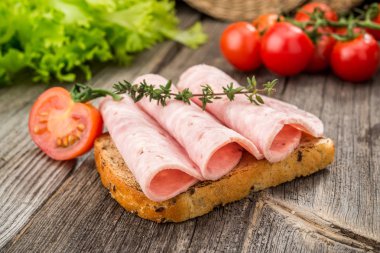 jambon ve sebze ile sandviç. Organik ürünler