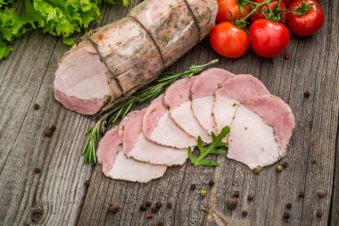 Sebzeli dana rosto. Ahşap bir masa üzerinde organik ürünler