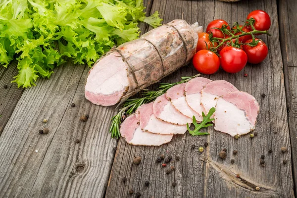 Veal roast with vegetables. Organic products on a wooden table — Stock Photo, Image