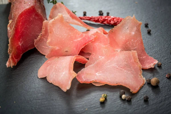 Beef jerky och krydda på gamla bord — Stockfoto