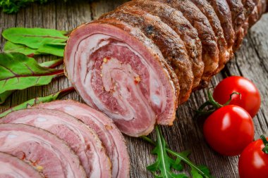 Dana rulo kıyma ve otlar ile dolu, ahşap bir masa üzerinde