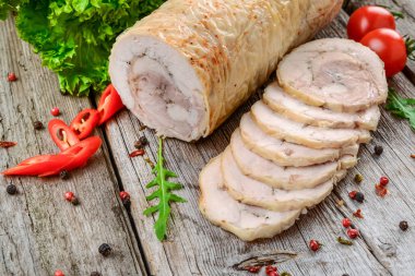 Ahşap arka plan üzerinde baharat ve sebze ile Fırında tavuk rulo