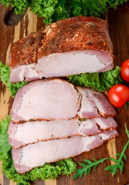 Ahşap bir masada, sebze ile farklı baharatlarda pişmiş domuz eti