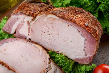 Ahşap bir masada, sebze ile farklı baharatlarda pişmiş domuz eti