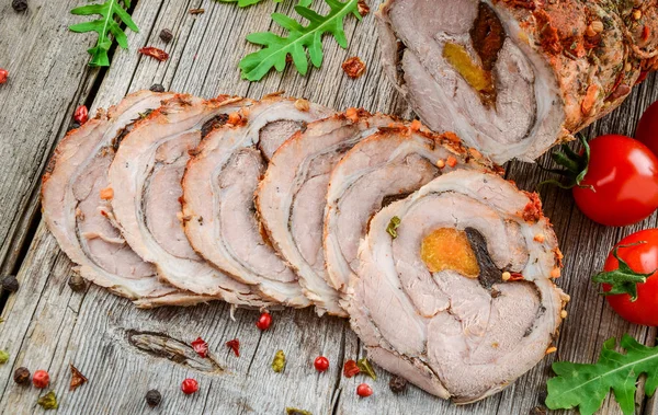 Schweinebraten Gefüllt Mit Getrockneten Aprikosen Käse Und Walnüssen Auf Einem — Stockfoto