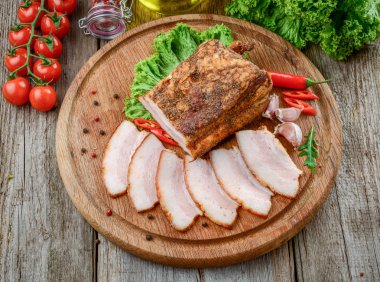 Ahşap zemin üzerine pastırma dilimlerini. Döş