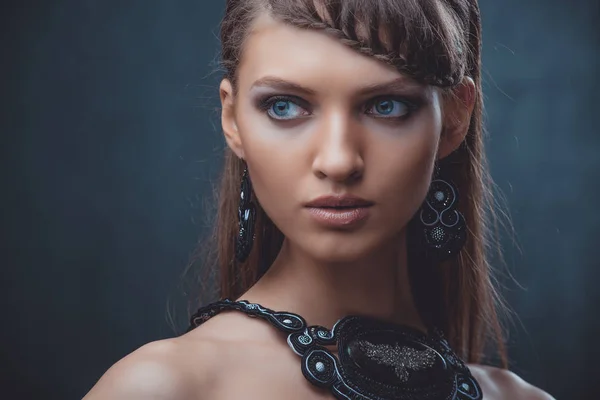 Portrét krásné ženy s krásný make-up a účes. S výzdobou velký kámen — Stock fotografie