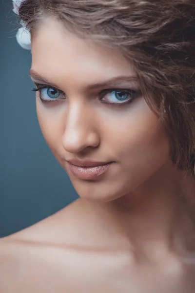 Retrato de uma mulher bonita com bela maquiagem e penteado. Com a decoração de uma grande pedra — Fotografia de Stock